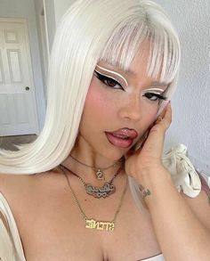 Y2k Makeup Looks, White Eyeliner Looks, Y2k Makeup, Rhinestone Makeup, White Eyeshadow, White Makeup, White Eyeliner