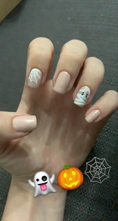 Cute Halloween Nails Mummy, Gel Polish Nail Designs On Natural Nails Halloween, Halloween Nails Mummies, Simple Gel Halloween Nails, Halloween No Chip Nails, Fall Nails Ideas Halloween, Fall Theme Nails Short, Halloerrn Nails