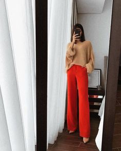 Red Trousers Outfit, Petite Flare Jeans, Red Pants Outfit, Boho Business, High Waisted Pants Outfit, Winter Pants Outfit, Outfit Boho, Red Trousers, Trouser Outfit