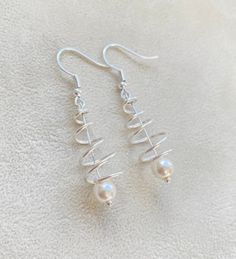 Jewellery Pearl, Silver Wire Earrings, Jewellery Wire, Wire Wrapped Stone Jewelry, Wire Wrap Jewelry Designs, Funky Gifts, Wire Jewellery, Bijoux Fil Aluminium, Wrap Earrings