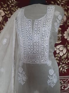 Chicken Kurta, Cotton Tops For Jeans, Chikankari Design, Lucknowi Kurti, Neck Patterns, Chicken Tenderloin, Choker Necklace Designs, Punjabi Outfits