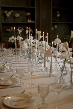 Декор Bridal Table Set Up, Silver Accent Wedding, Champagne Table Setting Wedding, Candle Wedding Tablescape, Simple Flower And Candle Table Decor, All Candle Wedding Reception, Traditional Wedding Table Decor, Minimalistic Centerpieces, Simple Modern Table Setting