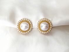 Vintage retro style pearl button clip on earrings, a stylish statement pair! Lightweight invisible clip on earrings for non pierced ears and sensitive ears. Featuring unique Spiral Clip On design, with non slip silicone pad. Compare with any other types of clip on earrings, these are much more comfortable to wear. Doesn't hurt at all! This is our promise to you! They will arrive packaged in lovely jewellery box. ---------------------- For detailed guide on 'how to wear' and 'how to adjust', please check out our shop video.  How to wear it:  Push the clip onto the thinnest part of your earlobe, slide down to the desired position, if needed, squeeze the clip together to make it tighter.  Reverse the process to remove the earring. After first few times wearing them, they should be shaped to f Classic Pearl Clip-on Earrings For Party, Vintage White Pearl Clip-on Earrings, Round Clip-on Pearl Earrings For Party, Chic Round Clip-on Earrings For Weddings, Button Pearl Earrings, String Earrings, Bridal Clip, Long Chain Earrings, Earrings Classic