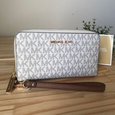 100% Authentic Mk Wallet Jet Set Travel Large Flat Phone Case Vanilla And Gold Hardware Brand New With Tags Gift Bag And Care Instructions Included Mk Wallet, Bags Michael Kors, Stylish Handbags, Michael Kors Wallet, Suitcases, Michael Kors Bag, Jet Set, Michael Kors Monogram, Wallet Men