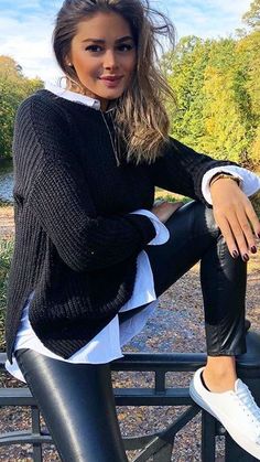 Legging Cuir, Look Legging, Leather Leggings Outfit, Pullover Mode, Trendy Outfits Winter, Pullover Outfit, Black Leather Pants, Legging Outfits, Boho Chic Outfits