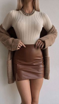 Sporty Skirt Outfits, Brown Leather Skirt Outfit, Brown Skirt Outfit, Tops Fall Outfits, Brown Leather Skirt, Thanksgiving Outfit Ideas, Leather Skirt Outfit, Skirt Outfits Fall, Stylish Fall Outfits