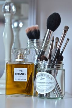 Ideal vanity. Beauty Fotografie, Penyimpanan Makeup, Chanel No5, Perfume Chanel, Make Up Studio, Parfum Chanel, Beauty Organization, Chanel No 5, Chanel Couture