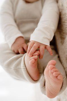 An image of a babies feet and hands 5 Month Photos, 6 Month Milestone Photography, Baby Milestone Photoshoot Ideas, 6 Week Old Baby Photography, 5 Month Old Photoshoot Ideas, 6 Month Baby Picture Ideas At Home, 5 Month Baby Picture Ideas, 4 Months Old Baby Photoshoot, 3 Month Old Baby Pictures Ideas