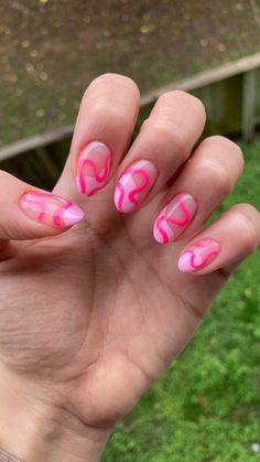 Pink Heart Design Nails, Short Funky Nail Ideas, Dot Design Nails, Simple Funky Nails, Pink Funky Nails, Preppy Nails Summer, Fun Green Nails, Simple Pink Nail Ideas, Preppy Nails Short