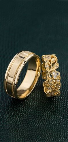 gold wedding rings set Couple Rings Gold, Unique Wedding Band Sets, His And Her Wedding Rings, خواتم خطوبة, Wedding Rings Sets His And Hers, Traditional Wedding Rings, Couple Ring Design, Gold Wedding Bands, Wedding Ring For Him