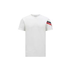 Geared for city living, this t-shirt is characterized by a sporty interpretation of the tricolor on the sleeve. The crew neck has short sleeves and is perfect for casual, layered looks. Sports T-shirt With Contrast Stripes And Crew Neck, White Short Sleeve T-shirt With Signature Stripes, White Short Sleeve Tops With Signature Stripes, Contrast Stripes Sports T-shirt, Sports T-shirt With Contrast Stripes, Short Sleeve Sports T-shirt With Contrast Stripes, Athleisure T-shirt With Contrast Stripes And Crew Neck, Streetwear Short Sleeve T-shirt With Signature Stripes, Casual T-shirt With Signature Stripes And Short Sleeves