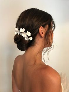 Simple Bridal Hair Accessories, Wedding Combs For Hair, Sophisticated Wedding Hair, Bridal Updo Flowers, Flowers In Hair Wedding, Hairstyles For Weddings Bridesmaid, Bridal Hair With Flowers, Wedding Hair Elegant, Wedding Hair Bun