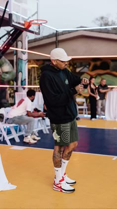 Chris Brown Fits, Chris Brown Style Outfits, Black Men Casual Style, Chris Brown Photos, Chris Brown Photoshoot, Chris Brown Outfits, Chris Brown Style, Men Streetwear Fashion, Chris Brown Pictures