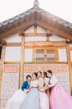 WHAT TO DO IN KOREA: HANBOK PHOTOSHOOT - Olivia Lazuardy Hanbok Photoshoot, Hanbok Aesthetic, Spring Korea, Seoul Photography, Korea Hanbok, Seoul Korea Travel, South Korea Seoul, Korean Best Friends, Korean Traditional Dress