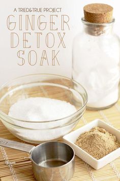 Make a Ginger Detox Bath Soak with basic ingredients found in your kitchen to help ward off the lingering effects of a cold! Ginger Detox, Ginger Bath, Bath Detox, Detox Bath, Diy Kosmetik, Baking Soda Shampoo, Foot Soak, Homemade Bath Products, Diy Body