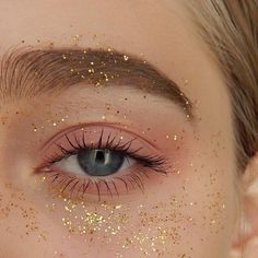 MAKEUP✨ on Twitter: "… " Eye Makeup Glitter, Gold Eyeliner, Makeup 2017, Blonde Bangs, Smokey Eyeliner, Eye Makeup Brushes, Aesthetic Eyes, Trendy Makeup