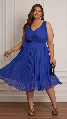 Vestido Midi Plus Size Trapézio Plissado. Vestido confeccionado em Crepe Chiffon plissado em modelagem trapézio que se adapta perfeitamente ao corpo acinturando o modelo com a faixa no mesmo tecido. A modelagem soltinha disfarça sem marcar. Modelo ideal para eventos  onde o traje é esporte fino em qualquer horário do dia ou noite. São 8 lindas cores para serem usadas em festas em qualquer horário.  Composição: Crepe: 100% Poliéster – Forro: 100% Poliéster. Vestido Midi Plus Size Trapézio Plissado Acesse aqui outros modelos  Agora é só escolher o que mais combina com você e pronto! Entregamos sua compra no conforto de sua casa, sem preocupação.  Nos acompanhe também no Instagram, no Facebook e no Pinterest No Facebook, Plus Size, Instagram