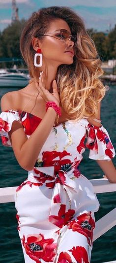 Follow @aretis and get more of the good stuff by joining Tumblr today. Dive in! Beautiful Floral Dresses, Paris Chic, Photo Instagram, Black And Gold, Summer Style, Chic Outfits, Farmer