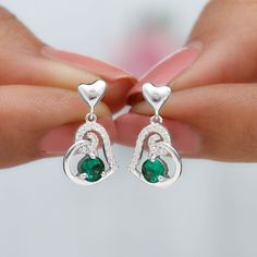 Détails du produit
Brillez et mettez en valeur votre style avec ces superbes boucles d'oreilles pendantes en forme de cœur au design unique. Ces boucles d'oreilles sont ornées d'une émeraude de forme ronde, délicatement sertie comme pierre centrale dans une monture sécurisée à 3 griffes. Ajoutant à leur allure, de minuscules pierres de diamant de forme ronde embellissent magnifiquement le cœur en métal dans une monture accentuée, les rendant encore plus attrayants. Laissez ces boucles d'oreilles être la pièce maîtresse éblouissante de votre ensemble, respirant le charme et l'élégance à chaque mouvement.

Informations sur le produit

SKU
SHP-Boucles d'oreilles052174231


Longueur
17mm


Largeur
9,4 mm


Poids
2,08 g



INFORMATIONS SUR L'ÉMERAUDE CRÉÉES PAR LE LAB

Nombre de pierres
2 pièce Lab Created Emerald, Moissanite Earrings, Heart Drop Earrings, Signature Jewelry, Emerald Earrings, Timeless Jewelry, Conflict Free Diamonds, Diamond Stone, Free Jewelry