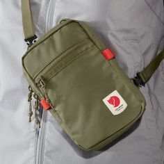 High Coast Pocket Fjallraven High Coast, Small Travel Bag, Gear Organizer, Granola Girl, Pocket Bag, Cute Bags, Smart Phone, Green Bag, Small Bag