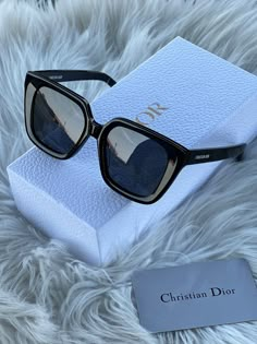 Dior 𝚂𝚄𝙿𝙴𝚁 𝙼𝙰𝚂𝚃𝙴𝚁 𝙿𝚁𝙸𝙲𝙴 open WhatsApp or send message Expensive Sunglasses, Glasses Frames Trendy, Fancy Glasses, Summer Holiday Outfits, Cute Glasses, Dior Accessories