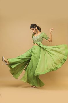 Plaza Top Design Dress, Parrot Green Anarkali Dresses, Trending Ethnic Wear For Women, Mehendi Dress Ideas, Trending Traditional Outfits Indian, Mehendi Dress Outfits, Marriage Outfit, Simple Frock Design, Flared Palazzo