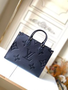 Description L.V Onthego MM Monogram Empreinte Tote Bag Black For Women 35cm LV M45595 Rep 1:1 Size: 35 x 27 x 14 cm (Length x height x width ) For Spring 2021, L.V launches the Onthego MM Tote Bag in grained Monogram Empreinte, Embossed with a modern Giant Monogram pattern. Thanks to the square shape, it boasts a generous capacity and can easily fit a laptop. Its articulated top handles and shoulder straps give carrying options. Black Microfibre lining Gold-colour hardware Inside flat zipped pocket Inside double pocket Handle: Double Include dust bag. This product is of the best quality. Onthego Mm, Louis Vuitton Onthego, Mm Monogram, Louis Vuitton Red, Monogram Pattern, Tote Bag Black, Lady Dior Bag, Lv Bag, Square Shape