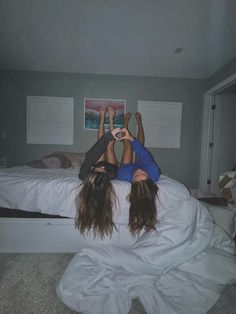 #sleepover #photo #photography #photoshoot #besties #cute #poses #girlpartyideas #party #girly Bff Sleepover Pics Picture Ideas, Sleepover With Bestie Ideas, Sleepover Picture Ideas Best Friends, Sleepover Ideas Aesthetic Photos, Bestie Ideas Photo, Photos To Do With Your Bestie, Poses To Try With Best Friend, Sleepover Pics Aesthetic, Pictures To Recreate With Your Bestie