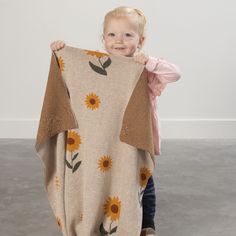 Adorable sunflower baby blanket made of cotton and cashmere. Sunflower Blanket, Carbon Footprint, Baby Blanket, Sunnies, Throw Blanket, Sunflower, Cashmere, At Home