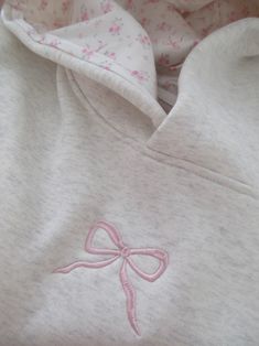 This comfy hoodie includes a dainty bow on the front, adding a charming touch to its timeless look. Crafted from cozy material, it offers a combination of comfort and fashion, making it ideal for daily wear or perfect outings. Features: Crafted from a soft blend of materials for a comfortable and cozy feel. The fabric is durable and designed for long-lasting wear. Features an embroidered bow detail on the front, adding a subtle decorative touch. The embroidery is carefully stitched for a refined Smink Inspiration, Cute Preppy Outfits, School Looks, Cute Sweatshirts, Soft Hoodie, Summer Fits