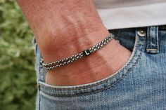 Minimalist friendship bracelet with a letter bead. A real eye-catcher that goes perfectly with any outfit. Intended for both men and women. The bracelet can be adjusted or enlarged using two sailing knots. **Wrist circumference: S = 14cm - 16cm M = 16cm - 18cm L = 19cm - 21cm Please specify the desired size S, M or L when purchasing. ** Material: Parachute cord 2 mm (100% nylon) Letter bead: acrylic This piece of jewelry will be sent in an organza gift bag. Other colors and models available in the shop. Just stop by the shop. Sailing Knots, Parachute Cord, Surfer Bracelets, Letter Bracelet, Wish Bracelets, Letter Beads, Organza Gift Bags, Braided Bracelets, Friendship Bracelets