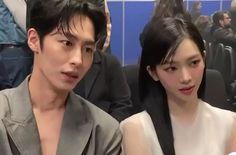 Pada 27 Februari, Dispatch memberitakan bahwa aktor Lee Jae Wook dan member girlband aespa yaitu Karina tengah berkencan.
Laporan tersebut diikuti dengan beberapa foto yang menunjukkan jika kedua mega bintang itu pernah jalan bareng malam-malam.
 
Dispatch juga melaporkan bahwa pertemuan pertama LJW dan karina adalah saat keduanya hadir dalam sebuah fashion show dari Prada yang diadakan di Milan, Italia, pada bulan Januari lalu. Keduanya bertemu, dan menurut netizen, mengalami cinta pad... Prada Fashion Show, Lee Jae Wook, Jae Wook, Lee Jae-wook, Prada Fashion, Romantic Relationship, Karina Aespa, Black Mamba, Love At First Sight