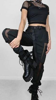 Parkour Outfits Female, Long Pants Rave Outfit, Techno Rave Outfit Women, Techno Aesthetic Outfit, Rave Outfits Techno, Techno Outfit Rave, Techno Party Outfit, Techno Rave Outfit, Techno Style