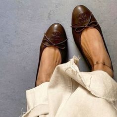 Brown Ballet Flats Outfit, Marron Aesthetic, Ballet Flats Aesthetic, Brown Ballet Flats, Ballet Flats Outfit, Chanel Flats, Shoes Aesthetic, Flats Outfit, Brown Flats