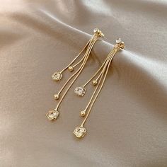 ❤️Length : approx. 3.25 inch ( 8 cm) ❤️Material : Copper Alloy ❤️Sold as a pair (two earrings) 🎁Gift box is available. ✋Fast Handling Time : 1 - 2 business days 🚚Shipping : 3 - 5 business days shipping time within the US ❤️Check out more gold threader earrings here❤️ https://www.etsy.com/listing/1372796658/gold-chain-dangle-earrings-gold-chain International Orders Canada : 1 - 2 weeks Europe, Australia, Asia Pacific, Middle East : 2 - 6 weeks Tracking international orders : USPS tracking numbe Metal Drop Earrings For Wedding, Metal Dangle Linear Earrings For Weddings, Metal Dangle Flower Earrings For Wedding, Metal Drop Linear Earrings For Wedding, Dangle Metal Flower Earrings For Wedding, Metal Linear Earrings For Wedding, Metal Linear Earrings For Pierced Ears For Wedding, Gold Chain Earrings, Butterfly Heart