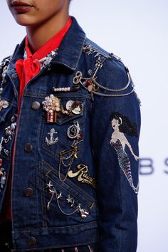 A detailed look at Marc Jacobs Spring 2016 Denim Quilts, Jaket Denim, Moda Denim, Estilo Denim, Mode Jeans, Mode Style