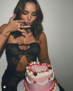 photo shoot inspo Celeb Birthday Party, 21st Birthday Poses For Instagram, 19th Birthday Photoshoot With Friends, Birthday Ig Pics, 20 Bday Photoshoot Ideas, At Home Birthday Picture Ideas, Cake Birthday Pictures Photo Shoot, Vintage Bday Photoshoot, At Home 21st Birthday Photoshoot