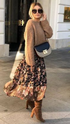 Dress And Boots, Skirt Diy, Floral Skirts, Walking Down The Street, Peplum Tops, Winter Skirt Outfit, Stil Boho, Skirts With Boots, Ideas Party