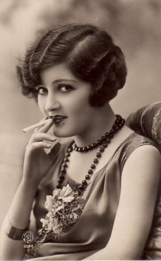 Estaba de moda el tabaco y el alcohol en las fiestas underground. Photo Of A Woman, Flapper Girls, Zelda Fitzgerald, Paul Poiret