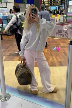 Travel Outfit Inspo Airport Style, Warm Airport Outfit, Cosy Outfits Winter, Airport Outfit Winter Comfy, Oregon Fits, Airport Outfit Aesthetic, Chill Day Outfit, Sweaters Aesthetic, Airport Outfit Summer