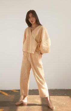 Woman Set Outfit, Matching Linen Set Outfit, Lulu Pants Outfit, Sewing Easy Clothes, Sew Summer Clothes, Diy Pyjamas, Wrap Dress Aesthetic, Cotton Outfits Women, Homewear Aesthetic