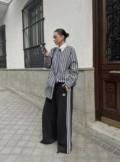 Adidas Track Pants Outfit, Adidas Pants Outfit, Looks Adidas, Track Pants Outfit, Adidas Hose, Look Adidas, 2024 Outfits, Joggers Outfit, Adidas Track Pants