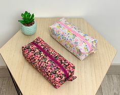 pretty rectangular cotton pencil case tana lawn Liberty of London, fleece, lined with matching plain cotton Dimensions: 17 cm (length) X 5 cm (height) X 7 cm (width) Ideal for school, make-up bag or toiletry bag, to tidy up the little mess in your handbag... Original gift idea!🎁 Unique model entirely handmade Choice of colors Fast shipment by letter followed Liberty Of London, Original Gift, Toiletry Bag, Pencil Case, School Supplies, Etsy Accessories, Unique Gifts, Accessory Gift, Pet Supplies