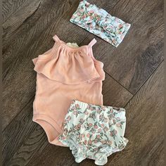 Sweetest Little Peach Set From Jessica Simpson. 3-6 Months, Euc. Headband Was Never Worn So It's In Perfect Condition. Smoke Free, Dog Friendly Home. Cute Summer Diaper Cover For First Birthday, Fitted Diaper Cover For Spring Playwear, Cute Cotton Diaper Cover For Spring, White Casual Diaper Cover For Spring, Cute Cotton Spring Diaper Cover, White Diaper Cover For Spring, Spring Cotton Fitted Diaper Cover, Summer Playtime Set With Matching Headband, Summer Playtime Sets With Matching Headband