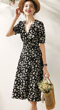 V neck Floral Print Summer Maxi dress. https://pradize.com/collection/summer-dresses?menu= Black Floral Dress Outfit Summer, Black Floral Dress Outfit, Unique Summer Dresses, Floral Dress Outfit Summer, Floral Dress Outfits, Girls Maxi Dresses, Maxi Dress Collection, Printed Summer Dresses, Printed Cotton Dress