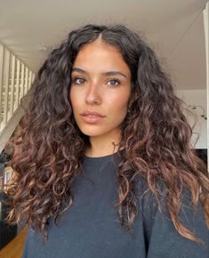 Curly Hair Color Ideas Brown, Hair Color Ideas Brown Skin, Hair Color Curly, Mahogany Hair Color, Hair Color Ideas Brown, Curly Hair Color Ideas, Curly Hair Color, Hair Color Mahogany, Mahogany Hair