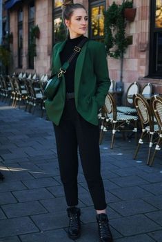 Outfit Saco Verde, Blazer Verde Outfits Mujer, Dark Green Blazer Outfit, Aztec Moon, Dental Cake, Green Cardigan Outfit, Green Blazer Outfit, Dark Green Blazer, Blazer Verde