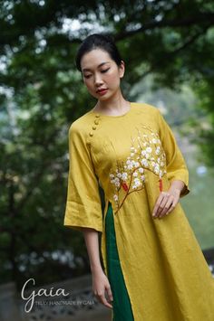 Colors & hand-embroidered patterns can be CUSTOMIZED or DESIGNED entirely to your specifications. It can be ANYTHING!  -------- A truly handmade product by GAIA. -------- A set of vibrant hand-embroidered linen ao dai, perfect for events such as weddings and Tet celebrations. The wonderful natural linen material, the modern design with a round neck, and especially the hand-embroidered flowers give it a modern and beautiful look. Handmade in our studio to your own measurements and wishes. ✓DETAIL Ao Dai Cach Tan, Ao Dai Vietnamese, Modern Ao Dai, Vietnamese Ao Dai, Embroidered Linen, Handmade Embroidery, Linen Material, Ao Dai, Tunic Dress