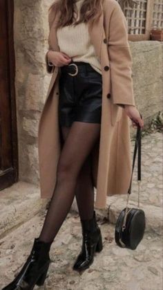 Outfitinspo Style, Black Leather Shorts, Outfit Chic, Cold Outfits, Fashion Trends Winter, Stil Elegant, Paris Outfits, Looks Chic, Autumn Outfit