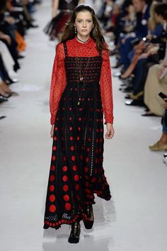 Christian Dior Spring 2018 Ready-to-Wear Fashion Show Collection Moda Paris, Nike Roshe Run, Amazing Ideas, Vogue Fashion, Fashion 2018, Fashion Show Collection, Fashion 2017, Moda Fashion, Womens Fashion Casual